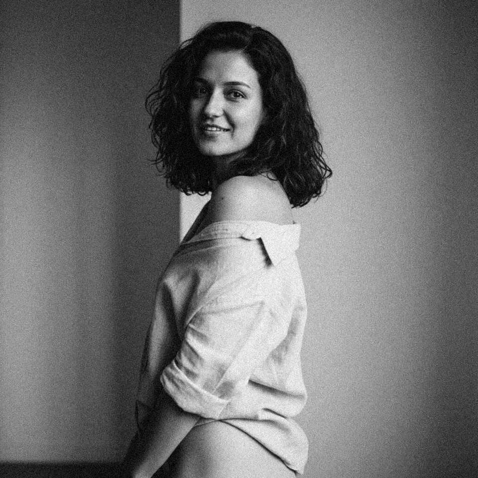 Anna in einem Boudoir-Porträt in leichter Bluse